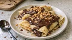 Γλυκές κρέπες σαν κρεπερί με σπιτική μερέντα φουντουκιού και μπισκότο