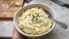 Κρεμώδης πουρές σκόρδου με βράσιμο στο γάλα – βγαίνει πάντα βελούδινος