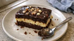 Μαμαδίστικο γλυκό ψυγείου με παντεσπάνι σοκολάτας, κρέμα βανίλια και γκανάς Αμαρέτο