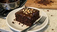 Σοκολατόπιτα ταψιού με βελούδινο γλάσο: ζουμερή και έτοιμη σε 20 λεπτά