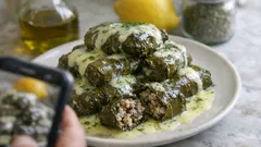 Ντολμαδάκια με κιμά και κρέμα λεμονιού – τρυφερά, ζουμερά, χωρίς να ανοίγουν