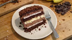 Τούρτα σοκομπανάνα με τραγανή μαρέγκα κακάο: εντυπωσιακές στρώσεις στο ψυγείο