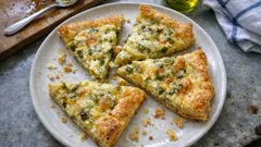 Τάρτα με πράσο και 3 τυριά: τραγανή σφολιάτα, κρεμώδης γέμιση