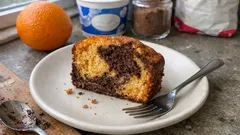 Αφράτο κέικ γιαουρτιού με πορτοκάλι και κακάο – εύκολο μαρμπρέ στο σπίτι