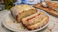 Αφράτο κέικ καρύδας με γιαούρτι και λεμονάτο γλάσο που στεγνώνει τέλεια